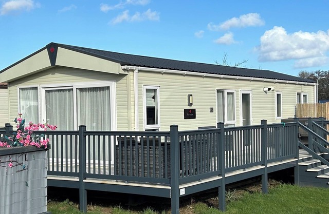 DOWNTIME LODGE, pet friendly, country holiday cottage in Felton