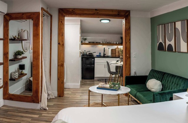 Downtown 1BR Cottage for 4 (Renovated)