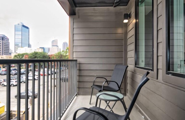 Downtown 1BR: Gym, Smart TVs, Free Parking