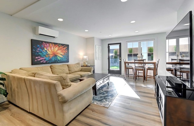 Downtown 2-Bedroom Suite Near Kirkland Marina & Bellevue