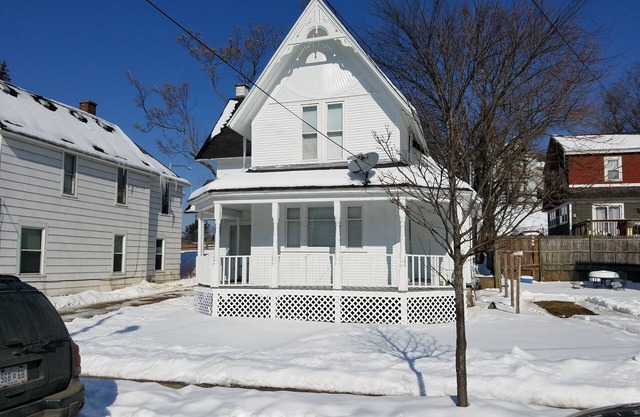 Cottage de style victorien à 2 étages au centre-ville