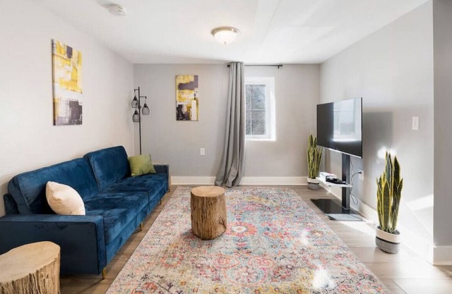 Downtown 2BD Unit | Sleeps 4 | Short or Long Term