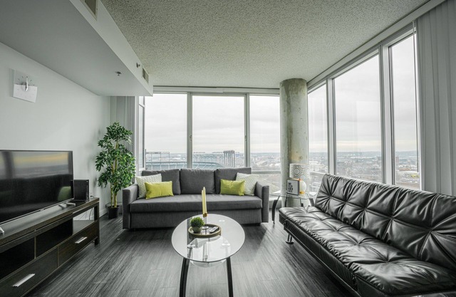 Downtown 2BR Apartment near Convention Center by RedAwning