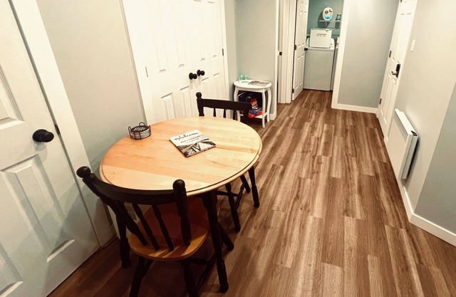 Downtown-2BR APT-King-Parking-WiFi7