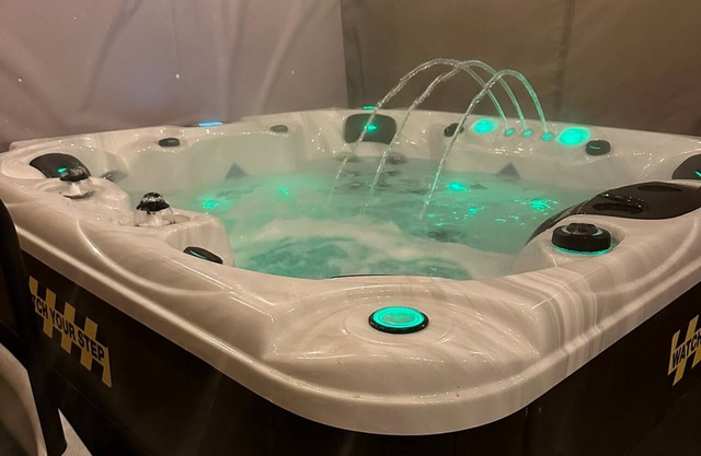 Downtown 5 minutes - Adults-Only Luxury Getaway with Hot Tub- NO PARTIES!