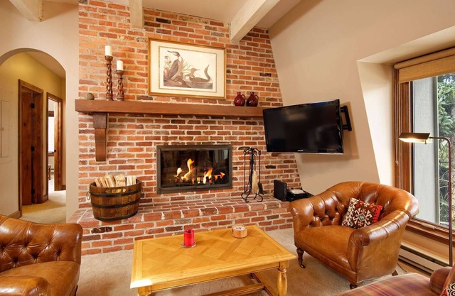 Nouvelle liste! Incroyable emplacement dans le centre-ville d'Aspen! 50 mètres de gondole. Wood FP. Laveuse / sécheuse.