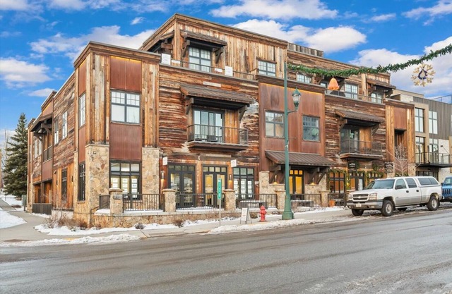 Modern Western Condo Walkable to Restaurants, Bars & Shops with King Beds
