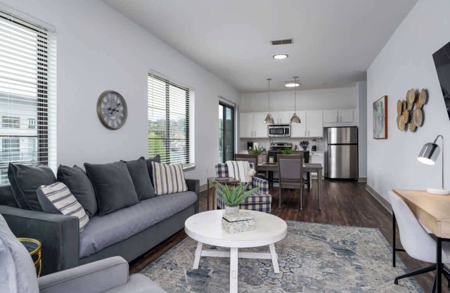 Modern 2-Bedroom, 2-Bath Apartment in Lakeview!