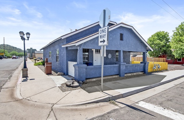 Downtown Blue Bungalow w/Fully Fenced Yard, AC, W/D, 3 Smart TVs, Den, WiFi