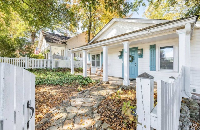 Buford Bungalow: Downtown Walk to Eats & Shops
