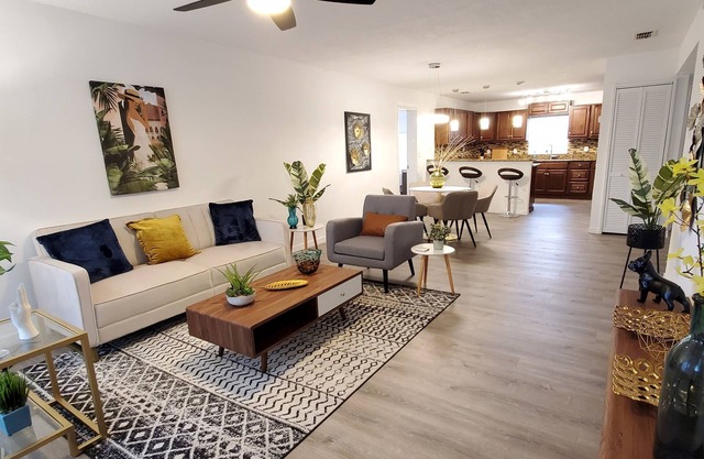 Downtown Bungalow by Lake Eola. Charming. Sleeps 10