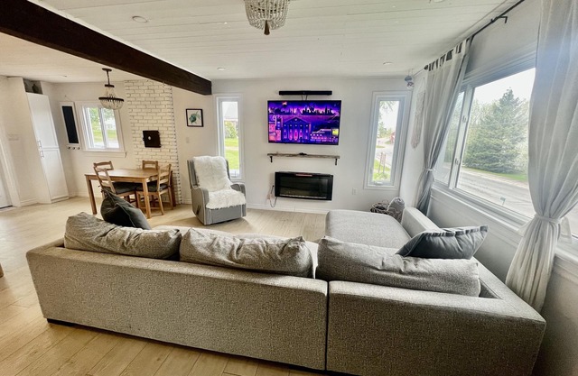 Downtown Calabogie vacation getaway. Walking distance to so much ! w/Hottub