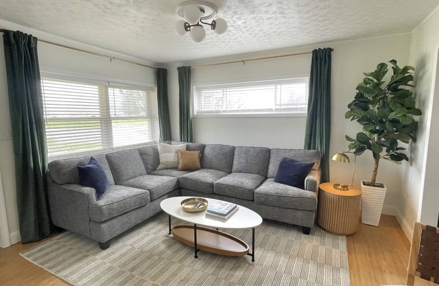 Downtown Carbondale. Cozy and Cheery Abode -- NEW--