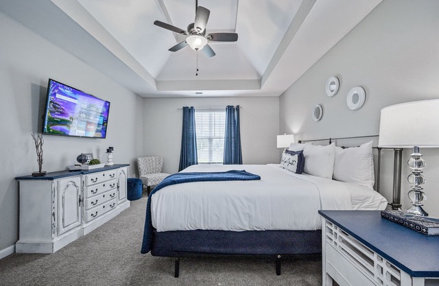 Downtown Charm: Pet-Friendly 4BR Bright Open House
