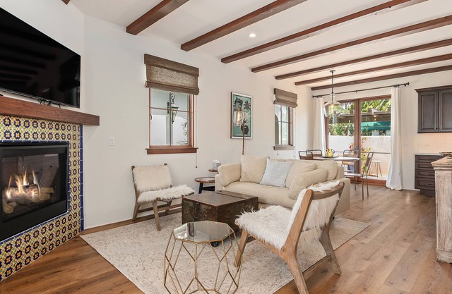 Downtown City Escape, 1 bedroom/ 1.5 bath - walk, bike, ride to beach, shops, restaurants