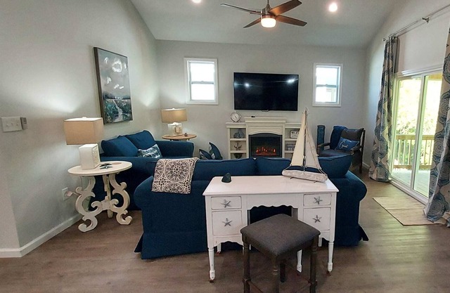 Downtown Coastal 3-Bedroom Sleeps 11 / 130