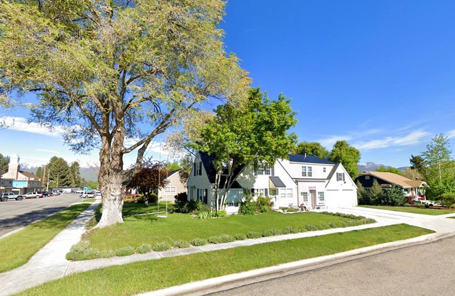 Downtown Colonial & Bungalow | Lg Groups | 7br, 5ba | Arctic Spa | Fire Pits | Pets ok | Sleeps 23