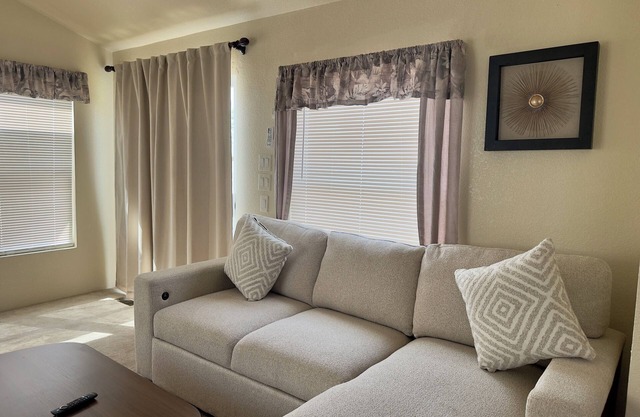 Downtown Comfy Mobile Home Stay