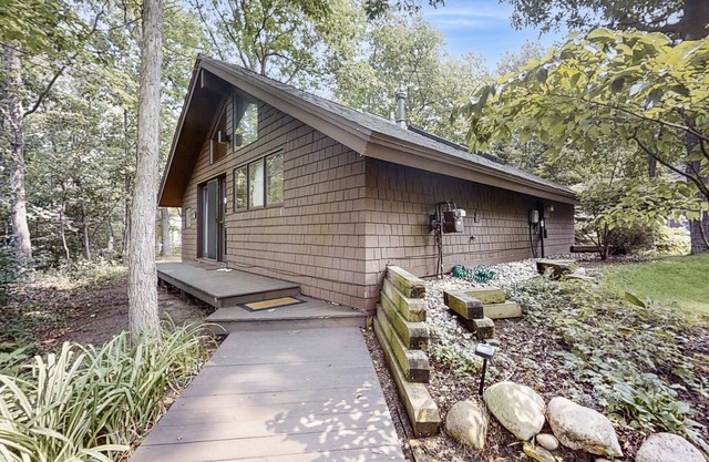 Downtown cottage with nearby beach access, a grill, deck, & washer/dryer