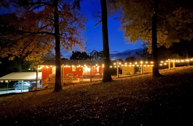 Downtown Cotter Retreat -- Great Outdoor Space!! 200 feet of String Lights!