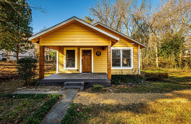 Downtown Dahlonega Cottage