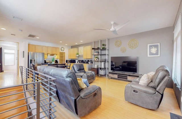 Downtown Deluxe Townhome, Near UNM