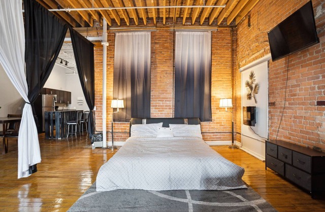 Downtown Detroit Loft - Fully equipped & Absolutely Gorgeous theme by RedAwning