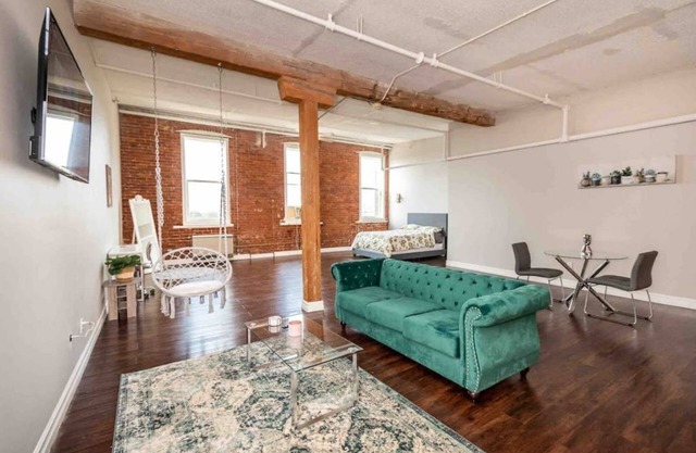 Downtown Detroit Modern Loft w/Free Parking 420