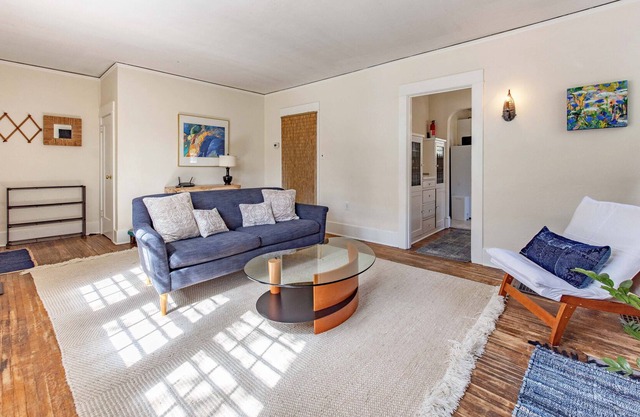 Downtown Dog Friendly Hood River cottage. Great location.