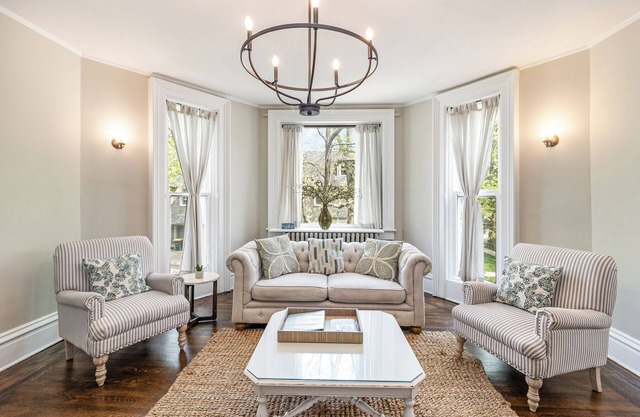Downtown Duplex: 2 delightful units under 1 roof!