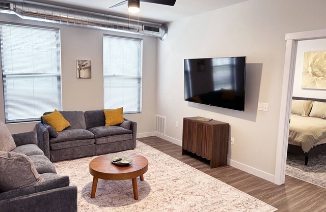 Downtown EC 2bdrm w/parking