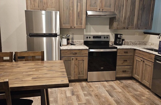 Downtown Escape! Heated Pool, Free Parking, Moments from Gardiner