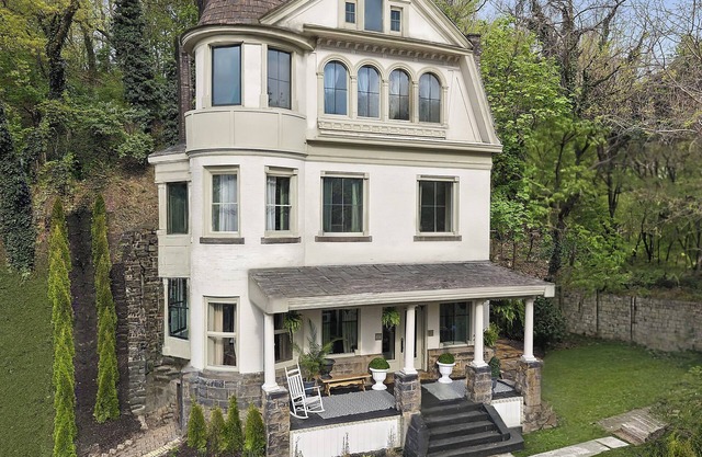 Downtown Estate! Can sleep up to 24!