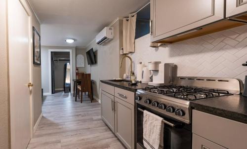 Downtown Eureka, 1 Queen bed, full kitchen, free parking