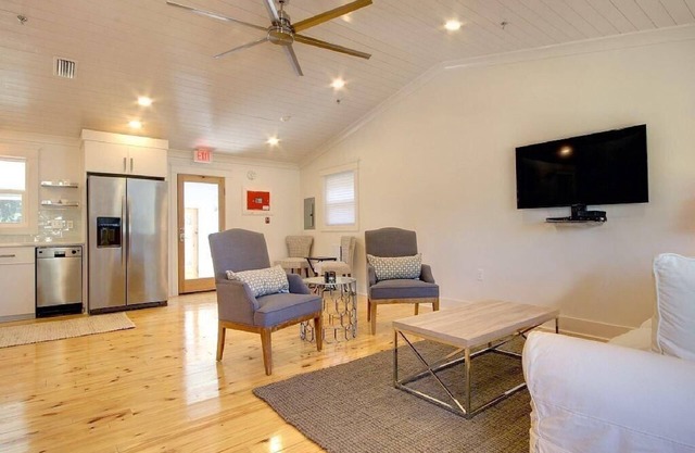 Downtown Fairhope Cottage-walking distance to everything!!!