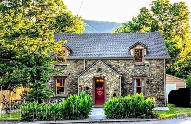 Lowered Rates. A Hot Springs Favorite, Roomy & Cozy, Hot Tub, Host a Movie Night
