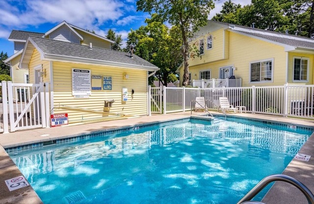 Downtown Fish Creek, Sleeps 6 - Yellow Birch Cottage