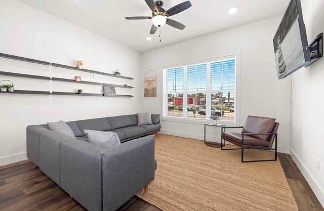 Downtown Flash-1/2 mi to Rogers Square-Sleeps 12!
