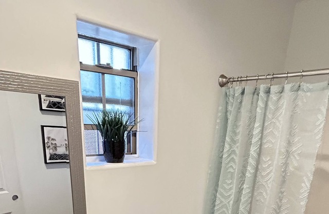 Downtown flat with free parking on premises!
