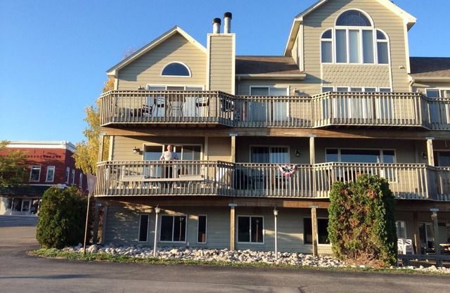 Downtown Frankfort Condo donnant Betsie Bay