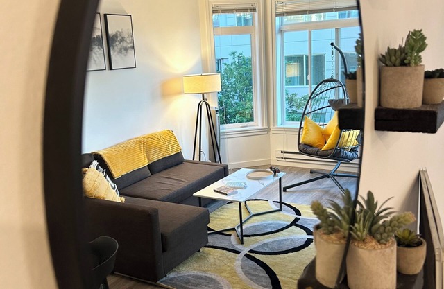 Spring/Summer in Downtown/ Views/99% Walk Score/Pool/Spa/Free Secure Parking!