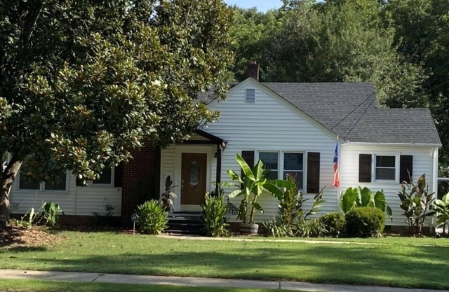 Downtown Greer House Walkable to Shops, Restaurants, & Park. Fenced in Backyard.
