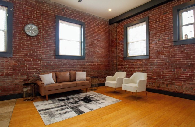 Downtown Haven Retreat - 2 Bed/2 Bath Flat in the Heart of Downtown - Sleeps 4