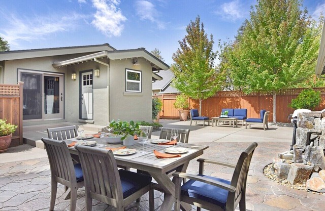 Downtown Healdsburg Wine Country Retreat with Hot Tub