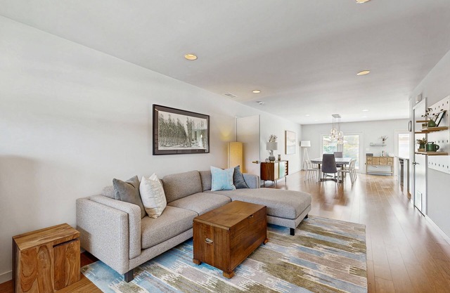 Downtown Healdsburg home with fenced yard, grill, WiFi, central AC, and W/D