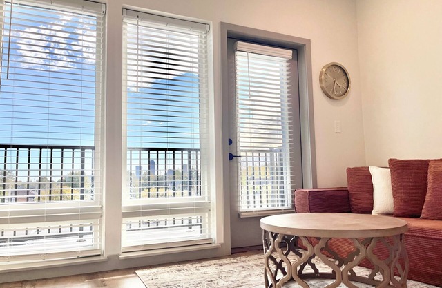 Downtown Highrise 1BD Theater with Free parking & WIFI
