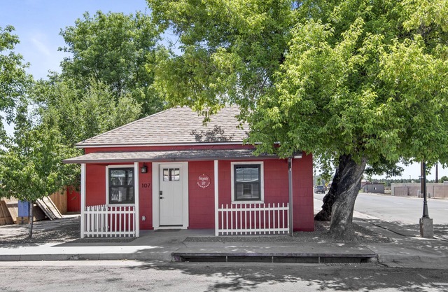 Downtown Historic Hideaway w/3 Adjacent Homes w/Fenced Yards, AC, W/D, Fast WiFi