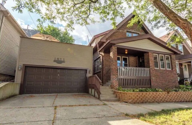 Downtown home w/ rooftop patio - walk everywhere!