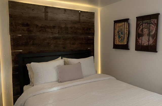 Downtown Hot Springs Cabin - excellent emplacement - TRÈS PRIVÉ COUR & CABINE