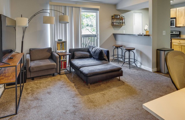 Downtown Kenmore Condo, 14 Mi to Seattle!